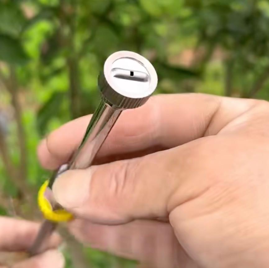 Duză cu presiune pentru stropirea plantelor și a pomilor